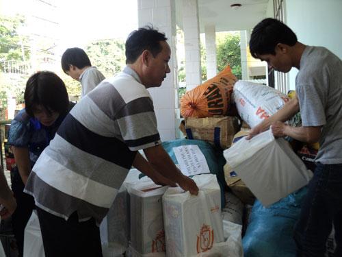 Khẩn truơng xếp hàng chuẩn bị đến với đồng bào vùng lũ